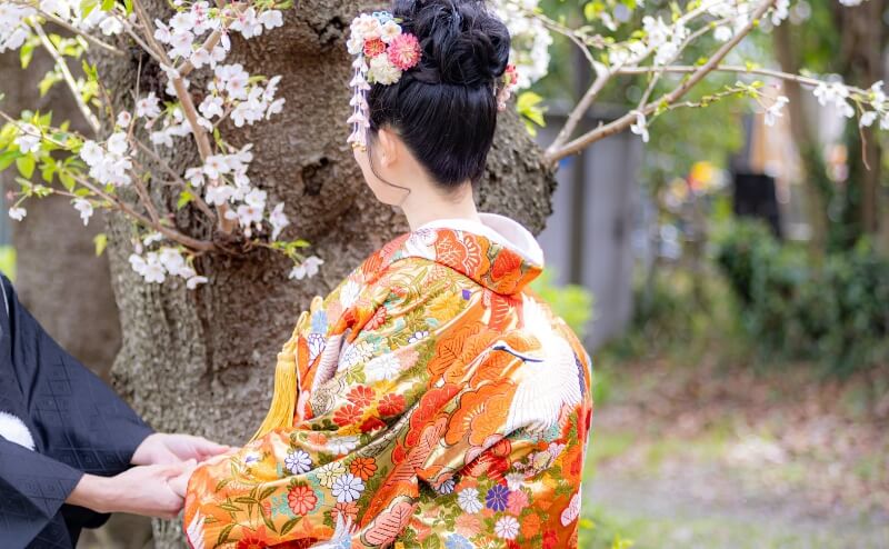 写真：着物を来ている横顔のえりな