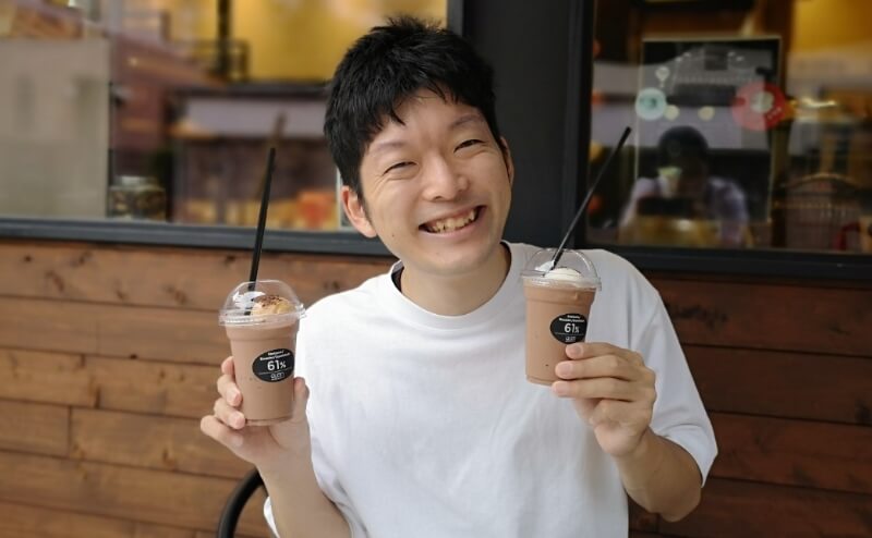 写真：飲み物を両手に持っているともちん