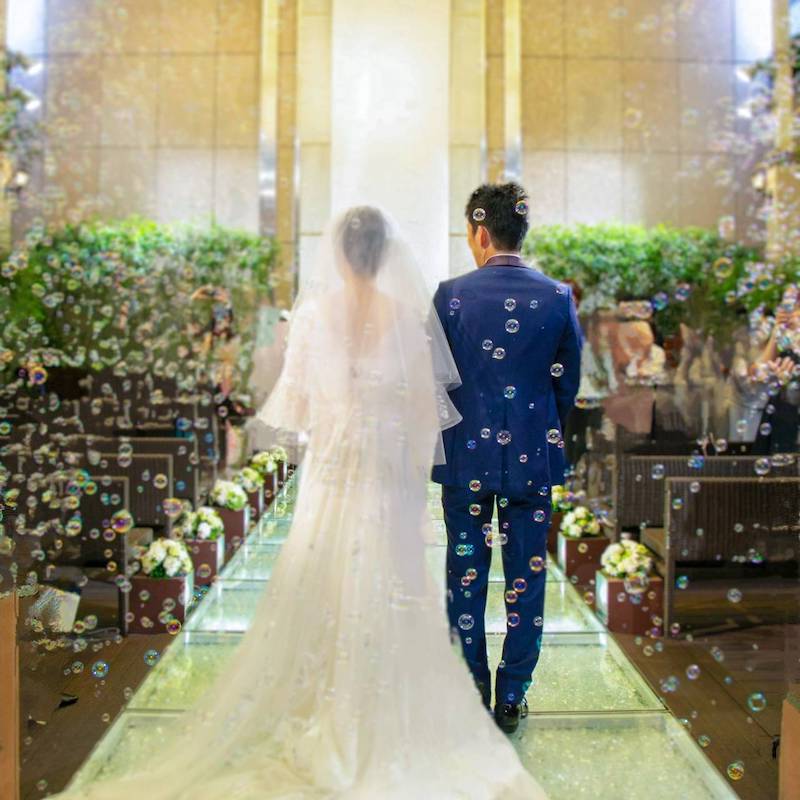 写真：チャペルでウェディングドレスとタキシードを来ているえりなとともちん